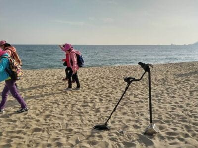 Beach metal detecting with Kruzer