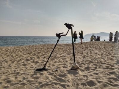 Beach metal detecting with Kruzer